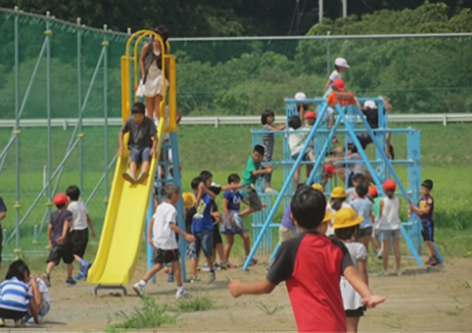 寄贈した遊具で遊ぶ児童